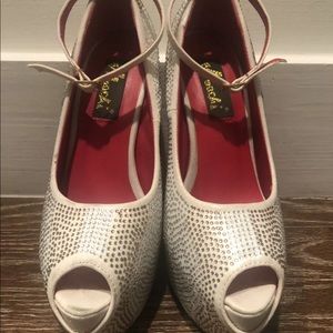 OFF WHITE PUMPS W/ GOLD/ SILVER  RHINESTONES SZ 6
